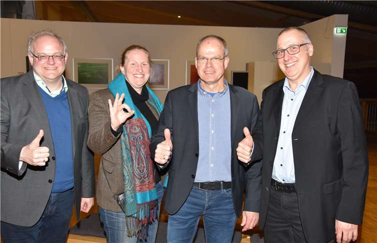 Komplett optimistisch: Stefan Leim (l.), Setna C. Barclay (2. v. l.) und Ralph Alt (r.) vom Leitungsteam der LSB-Sportjugend freuen sich gemeinsam mit dem kommissarischen LSB-Präsidenten Jochen Borchert (2. v. r.) über das positive Votum der Vollversammlung in Wörrstadt.