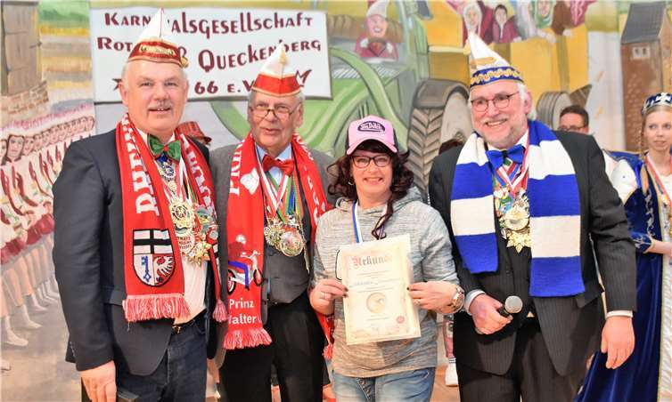 Komplett überrascht gab sich die Glasordensträgerin Tilly Finocchiaro auf der Bühne. Das Bürgermeister Dreigestirn gratulierte als Erste.Fotos: EICH