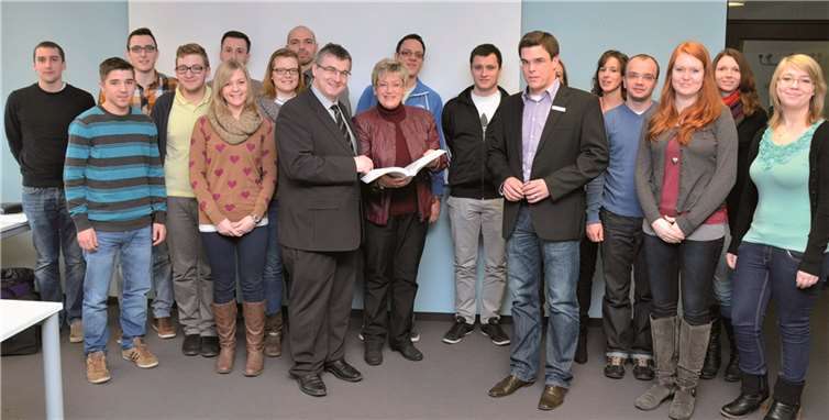 Komplexe Materie: Landrat Dr. Alexander Saftig, Beate Rheindorf sowie Sebastian Herrmann (v.v.l.) und die Studenten der FHÖV mit der Papierausgabe des Haushaltsplans des landesweit einwohnerstärksten Landkreises: Sie umfasst rund 950 Seiten und wiegt fast 2,5 Kilogramm.
