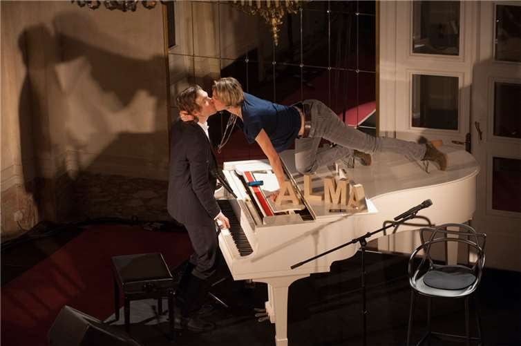 Komponist und Pianist Tom van Hasselt und die Darstellerin der Alma, Nini Stadlmann.  Foto: Hendrik Weber