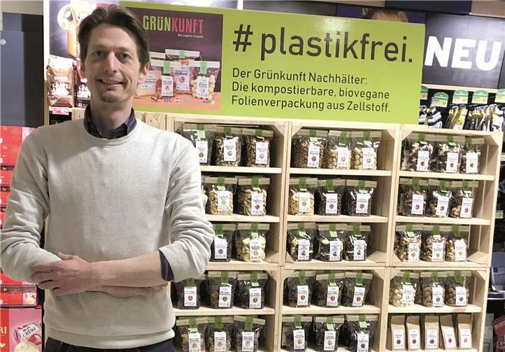 Kompostierbare, biovegane Folienverpackung aus Zellstoff ist die neue Verpackung. Foto: Rewe:XL Hundertmark