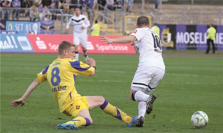 Kompromissloser Einsatz von TuS Akteur Michael Stahl (8) gegen Alon Abelski (10), der sich am Ende nicht lohnte. Die Schängel unterlagen gegen die Trierer unglücklich im Elfmeterschießen. -TH-