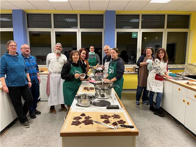 Konditormeister Gerhard Stern leitet die Teilnehmer durch das Abendprogramm des VHS-Backkurses.  Foto: Verbandsgemeinde Mendig