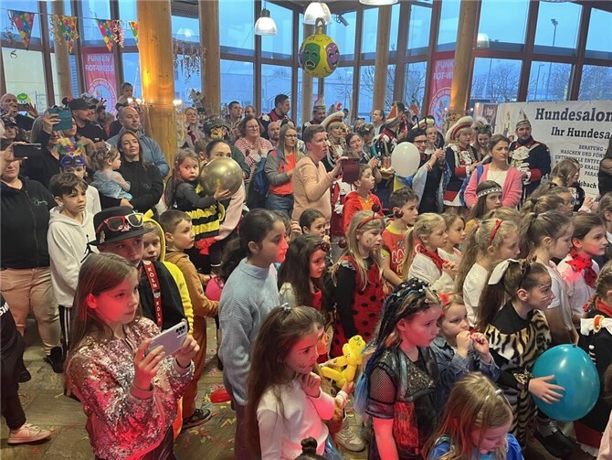 Konfetti, Tanz und Freude: Funken Rot-Weiss feiern den Karnevalsnachwuchs.  Foto: privat