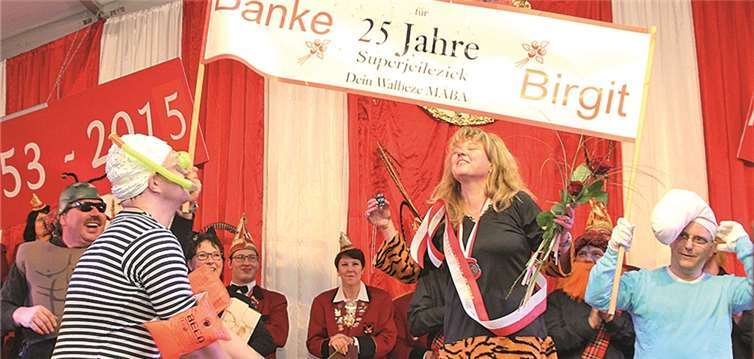 Konfetti mit Blümchen und Schnaps für Birgit Krämer, die seit 25 Jahren das Walbeze Männerballett trainiert.