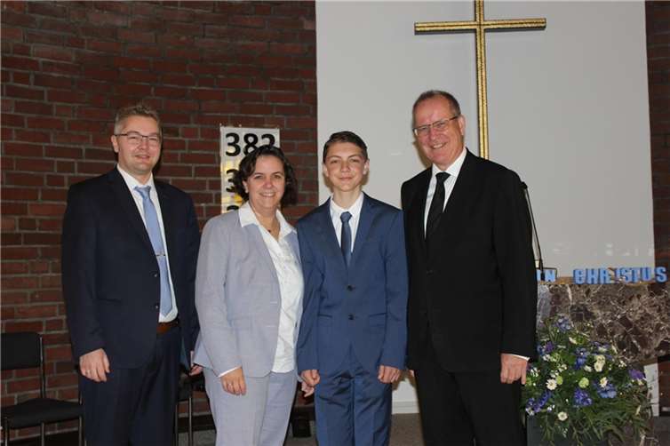 Konfirmand Daniel Hellwig mit Eltern und Apostel Gert Opdenplatz.  Foto: Michael Mock