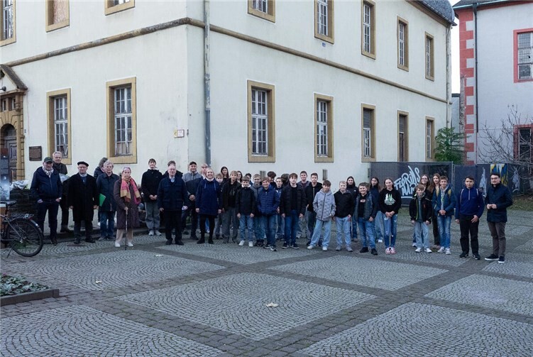 Konfirmanden pflegen jüdisches Gedenken. Fotos: Hermann Schäfer