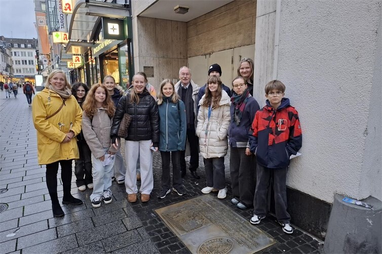 Konfirmand*innen pflegen Erinnerungsort der Evangelischen Geschichte in Koblenz