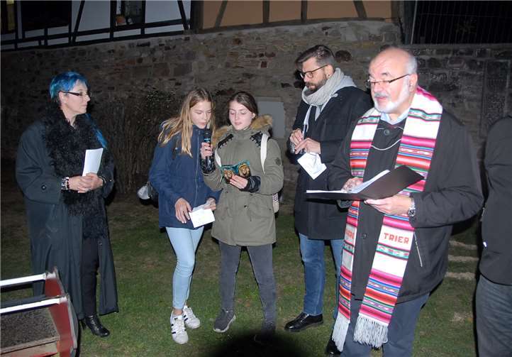 Konfirmandinnen und Konfirmanden trugen Fürbitten vor, in denen sie sich mit den Gräueltaten gegen die Juden in der NS-Zeit beschäftigten.