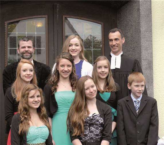 Konfirmiert wurden am Sonntag, 27. April: Leoni Demand, Thea-Marie Eppich, Vivian Jeckstadt, Lukas Kerstgens-Krampitz, Sarah Kettel, Sophia Kettel, Vanessa Meissner.