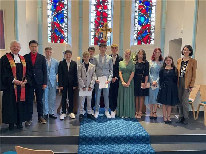 Konfirmiert wurden: v.li. Noah Enskat, Jonas Götzen, Anton Jockel, Leon Ruppel, Lennard Haake, Max Reschke, Finn Baier, Laney Backenecker, Fiona Sy, Michaela Wolf und Pia-Sophie Haese.  Foto: Nadine Huss