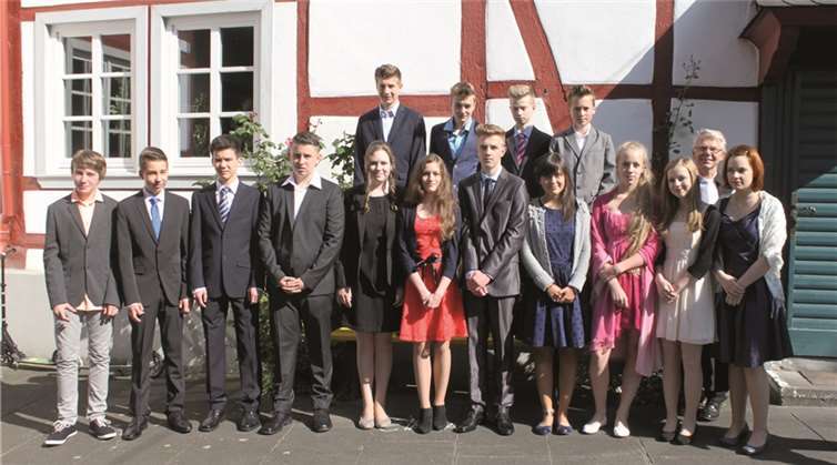 Konfirmiert wurden: (von links) Fabian Emmler, Robin Marth, Julian Loffing, Roman Wagner, Anna-Lena Putzke, Maike Häusser, Michael Tscherepanow, Charlotte Beck, Eva-Lotta Seredzus, Lea Behlau, Clara Rieck. Stehend dahinter: Fabian Hebling, Tobias Emmler, Christian Ameskamp und Leonard Gromm. Privat