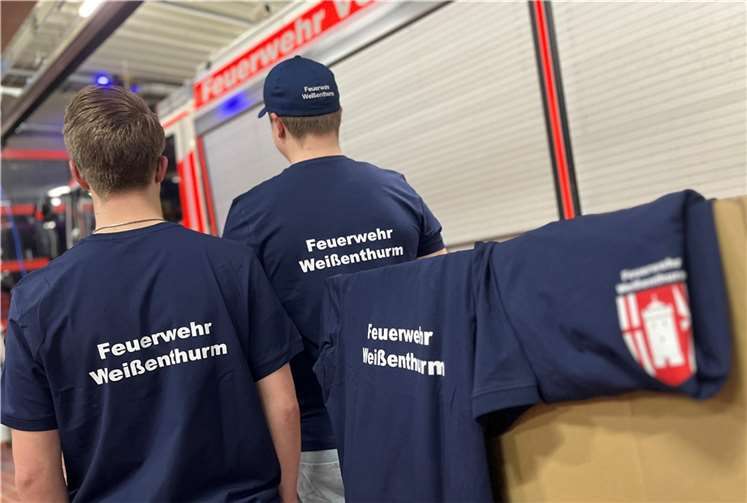 Konnte eine weitere, stolze Summe in den aktiven Einsatzdienst der "Thurer" Feuerwehr investieren: der Förderverein beschaffte neue T-Shirts.  Foto: E. Brüning
