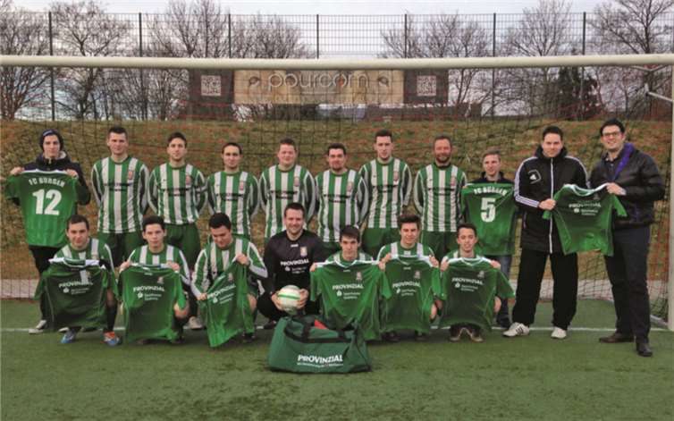 Konnte sich über einen neuen Trikotsatz freuen - die erste Mannschaft des FC Burgen. privat