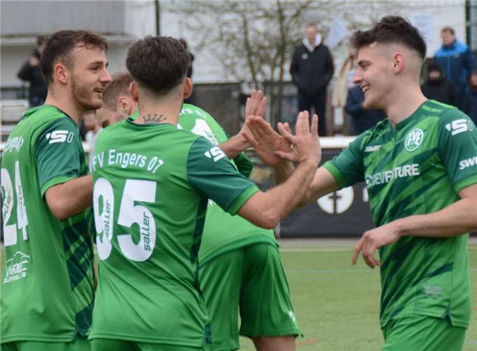 Mit Gloria gegen Viktoria: FV Engers krönt Super-Woche Konnten allein in dieser Woche acht Tore bejubeln - hier das 3:0 gegen Herxheim von Louis Klapperich. Fotos: Ulf Steffenfauseweh