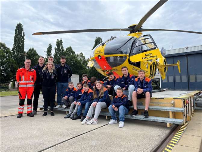 Konnten einen spannend Einblick in das Rettungszentrum der Bundeswehr und den Rettungshubschrauber der ADAC-Luftrettung erhalten: die Jugendlichen der "Thurer" Jugendfeuerwehr.  Foto: E. Brüning