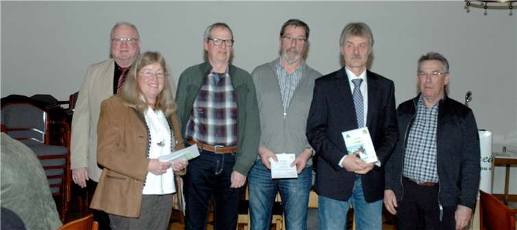 Konnten für den Wander-Fitness-Pass mindestens 200 Kilometer im Jahr nachweisen: (v. li.) Vorsitzender Peter Menches, Gertrud Lau, Peter Koch, Werner Schäfer, Arne Krüger und Wanderwart Willi Voepel. UM