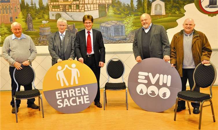 Konnten schon einmal Probe sitzen (v. l.): Ortsvorsteher Klaus Olef, Stadtkämmerer Adalbert Krämer, Berthold Nick von der EVM, Rolf Dieter Gütgemann und Manfred Acker. AB