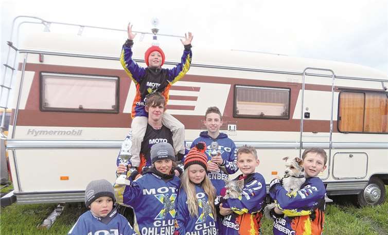 Konnten sich über Pokale freuen, untere Reihe v. l. Jugendfahrer Jan Schulte, Tim Schulte, Lena Goedtner, Jannis Holländer, Fabian Trossen; mittlere Reihe v.l. Steve Brassel, Nico Wester; oben Winston Heberer.Privat