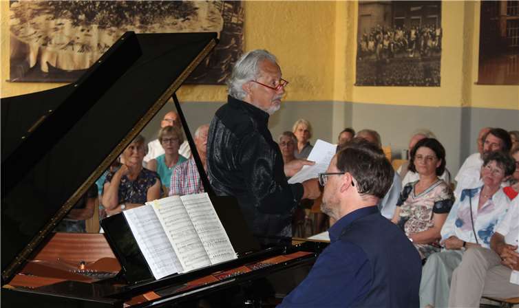 Konrad Beikircher rezitierte zum Klavierspiel von Marc Unkel unter anderem die Edward-Ballade.