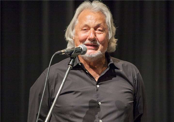 Konrad Beikircher stellte in Berkum sein neues Programm „Passt schon!“ auf Einladung des katholischen Familienzentrums Wachtberg vor.  JOST