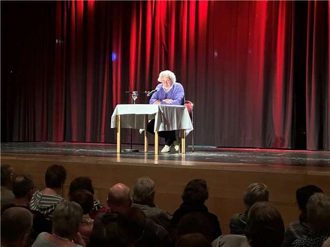 Konrad Beikircher war zum wiederholten Mal in der Mendiger Laacher See-Halle zu Gast.  Foto: VG-Verwaltung Mendig/Stefan Pauly