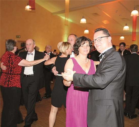 Konrad Einig und Gattin Sabine genießen hier bei einem gemeinsamen Tanz die Ballnacht.
