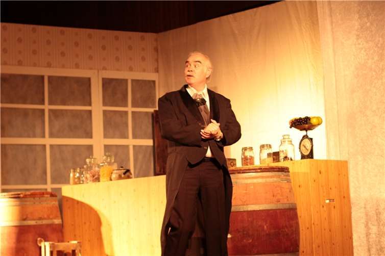 Konrad Weber inszenierte das Stück und probte mit dem Jugendrotkreuz fast ein Jahr, bis das Stück bühnenreif war.