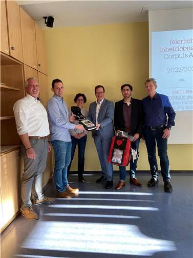 Konrektor Martin Lerchl (2.v.r.) und Dirk Wehner (1.v.r.) zusammen mit Markus Müller, Sebastian Schuler und Alfons Keßler bei der Übergabe.  Foto: privat