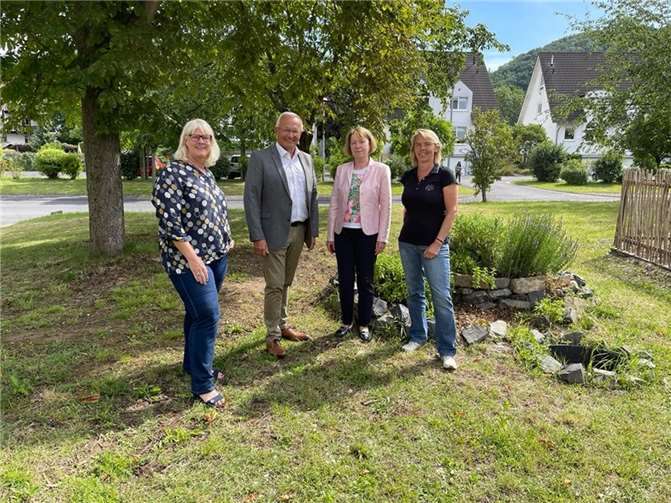 Konrektorin Monika Koch (von links), Schulleiterin Bettina Sterz und Ganztagskoordinatorin Sylvia Gruber konnten Landrat Achim Hallerbach (2. von links) mit ihrem Programm zur Nachhaltigkeit beeindrucken.  Foto: Kreisverwaltung
