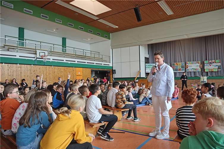 Konrektorin Susanne Letschert führte gekonnt durchs Programm und sorgte mit ihrer Ansprache für einen emotionalen Moment.  Fotos: Annette Brach/ VG Wirges