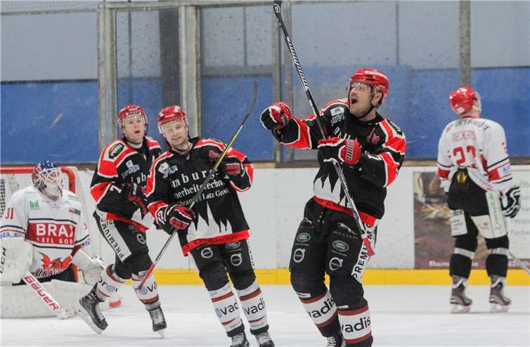 Konstantin Firsanov beim Torjubel (hinten Joey Davies und Tim Ansink).