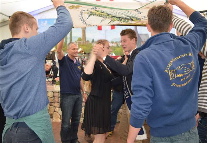 Konstantin Knebel legte unter dem Applaus der Junggesellen den Ehrentanz mit Carolin Ebach unter der Junggesellenfahne aufs Parkett.