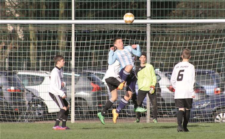 Konstantin Papageorgiou (beim Kopfball) brachte die SG Bachem/Walporzheim nach der Pause in Führung, doch dies reichte am Ende nur zum glücklosen Elfmeterschießen. privat