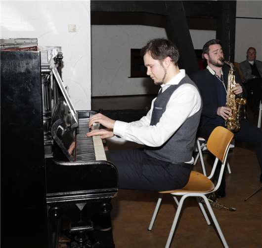 Konstantin Zvyagin intoniert am Piano Nuancen der Klassiker.