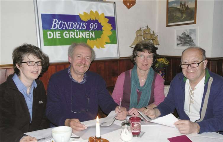 Konstanze Ameskamp (v.l.n.r.), Frank Bliss, Karin Keelan und Antonio Lopez stellen das Kommunalwahlprogramm auf. privat