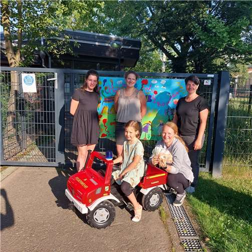 Konstanze Keelan (Leitung Kita Moritz-Pavillons), Sabrina Breder und Corinna Kramer mit Tochter (beide Elternausschuss der Kita Moritz-Pavillons) und Kerstin Deidenbach (Kita-Sozialarbeit der Stadt Sinzig (v.l.) freuten sich über das tolle Ergebnis. Foto: privat
