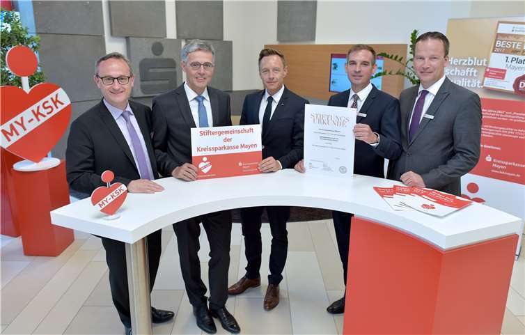 Konstituierende Sitzung des Kuratoriums der Stiftergemeinschaft: (v.li.) Udo Lohner (Leiter Vorstandssekretariat), Kuratoriumsvorsitzender Karl-Josef Esch (KSK-Vorstandsvorsitzender), Holger Carstens (Deutsche Stiftungstreuhand), René Goldberg (Leiter VermögensberatungsCenter) und KSK-Vorstand Christoph Weitzel.KSK Mayen