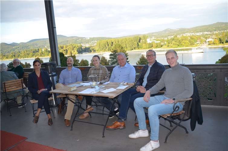 Konstituierende Vorstandssitzung (v.l.) mit Christina Steinhausen, Tim Zieger, Oxana Iose, Marc-Andreas Giermann, Jens Huhn und Dennis Trütgen. Foto: FDP-Remagen