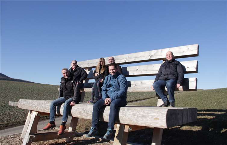 Konstruktives Miteinander auf der XXL-Bank: Michael Groß, Guido Weber, Eva-Maria und Dr. Rainer Schneichel, Alexander Drefs und Franz Goretzki (von links nach rechts). Foto: privat