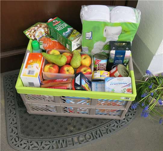 Kontaktlos und einfach: Einkauf durch Oberbachemer Nachbarn.Foto: Miriam Metzmacher