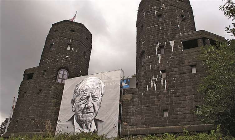 Konterfei von Heinz Schwarz an den Brückentürmen von Remagen.