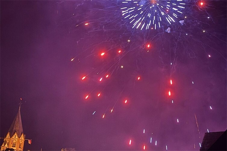 Kontinuierliche Grundsatzdebatten über bereits entschiedene Fragen wie ein Drohnenfeuerwerk zur Sinziger Kirmes können den Eindruck erwecken, politische Entscheidungen seien grundsätzlich nicht belastbar.