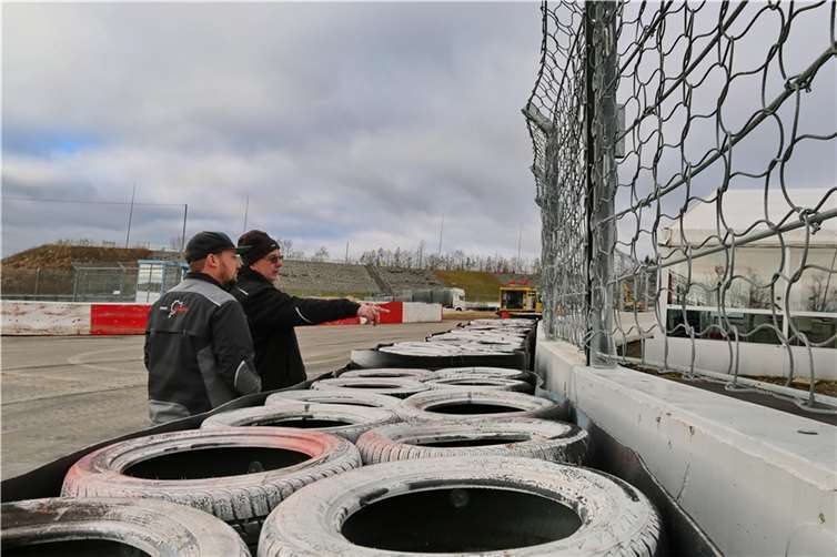 Kontrolle an den Reifenstapeln. Bei der FIA World Rallycross Championship gehen die Fahrer nicht zimperlich miteinander um. Dass ein Auto auch mal in der Streckenbegrenzung landet, ist sehr wahrscheinlich. Foto: Nürburgring