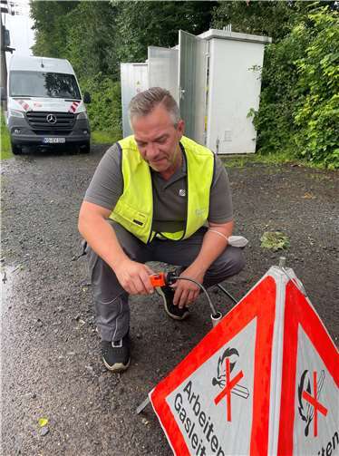 Kontrollmessung in Herschbach: Holger Bux von der enm prüft anhand des Methangehalts, ob das H-Gas bereits an der Station an der Forststraße eingetroffen ist. Foto: Marcelo Peerenboom/evm