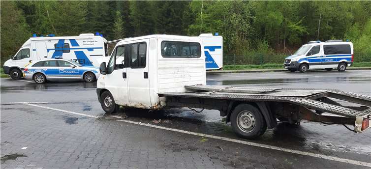 Kontrollstelle der Polizei an der A3 am Rastplatz Heiligenroth mit dem betreffenden Fahrzeugtransporter. Fotos: Polizei