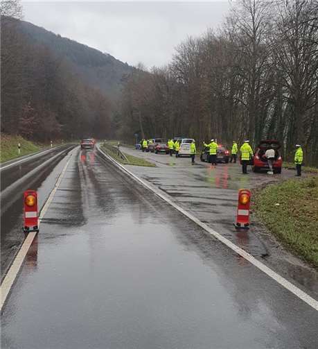 Kontrollstelle der Polizei an der B260 bei Bad Ems. Foto: Polizei