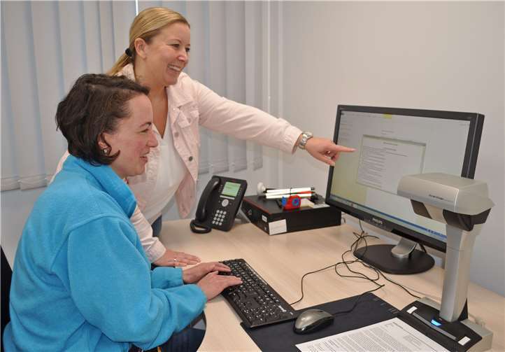 Konturen und Farben kann Inge Zimmer, hier mit Susanne Zwicker am Bildschirm, erkennen.Foto: Stadt Meckenheim
