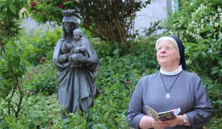 Konventoberin Schwester M. Felicitas hält die Maiandacht im Innenhof des Seniorenzentrums St. Hedwig. Foto: Seniorenzentrum St. Hedwig