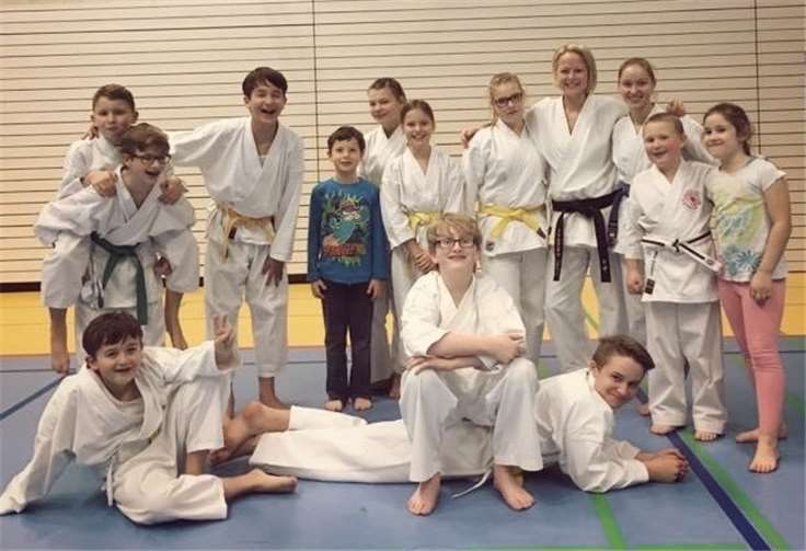 Konzentration, Gelassenheit, Kraft und Selbstbeherrschung werden beim Karate gefördert.privat